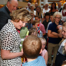 Om lag 35 barn og foreldrene deres hadde kommet til hotellet for å hilse på Kongeparet. Foto: Lise Åserud, NTB scanpix.